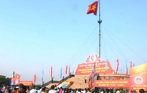 Lễ Thượng cờ “Thống nhất non sông” ở Di tích quốc gia đặc biệt Đôi bờ Hiền Lương-Bến Hải
