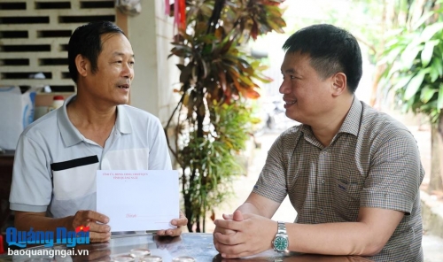Phó Bí thư Thường trực Tỉnh ủy thăm, tặng quà thân nhân chiến sĩ Điện Biên