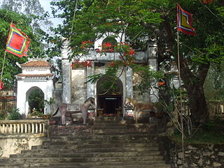 Cổng dẫn vào đền thờ Tô Hiến Thành (Thanh Hóa)