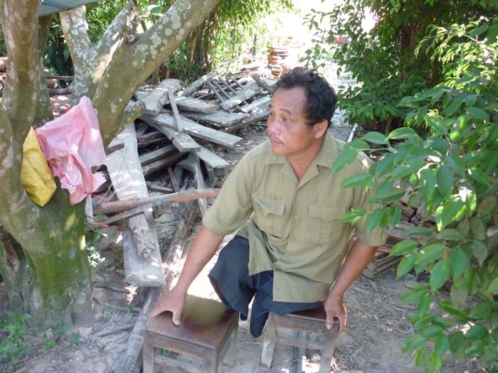 Hàng ngày thương binh Nguyễn Toàn Thắng vẫn đi lại bằng 2 chiếc ghế gỗ này