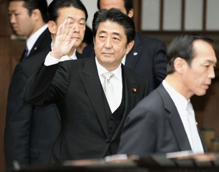Thủ tướng Shinzo Abe sau lễ viếng đền Yasukuni ở Tokyo ngày 26/12. Ảnh: Kyodo/TTXVN