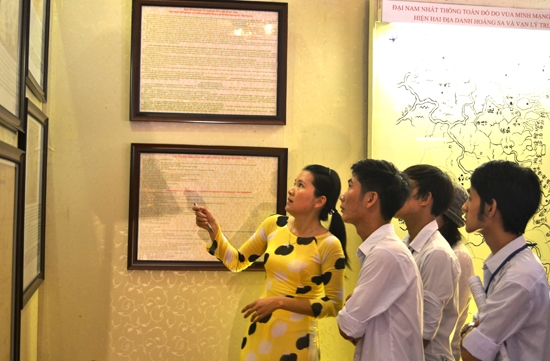 Học sinh được nghe về chủ quyền biển, đảo tại Bảo tàng Tổng hợp tỉnh.