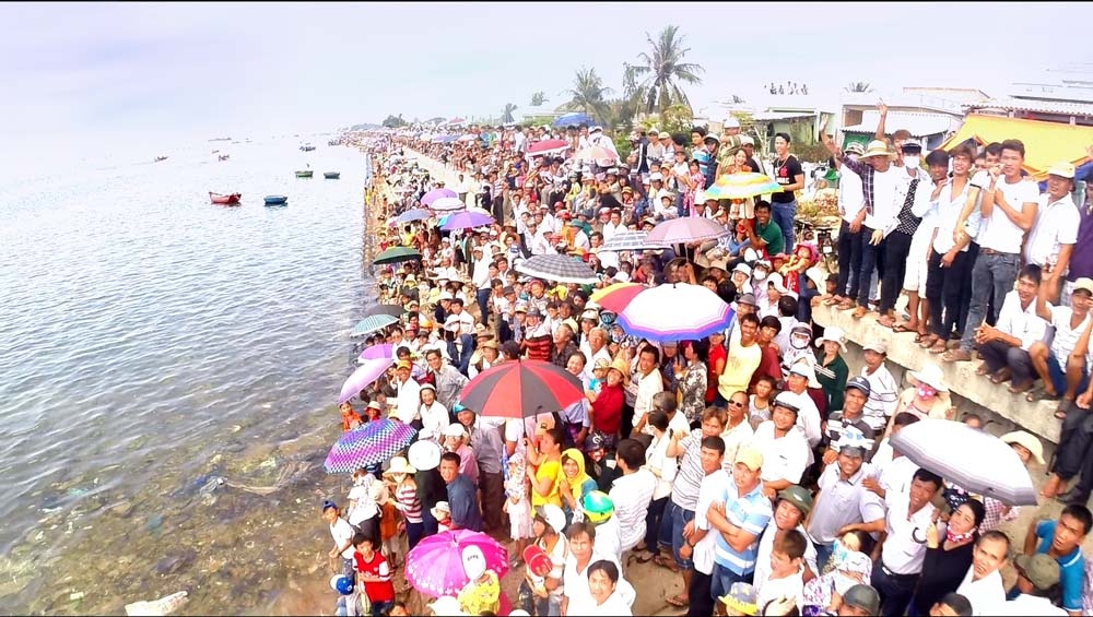 Du khách cả nước tụ hội về đảo Lý Sơn hào hứng với Hội đua thuyền