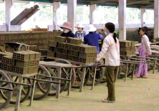 Ông Trương Văn Lệ không giao đất khiến  Nhà máy Gạch Tuynel Nghĩa Thắng phải cho nghỉ việc hàng trăm lao động