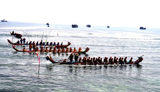 Lễ hội đua thuyền truyền thống ở Lý Sơn.