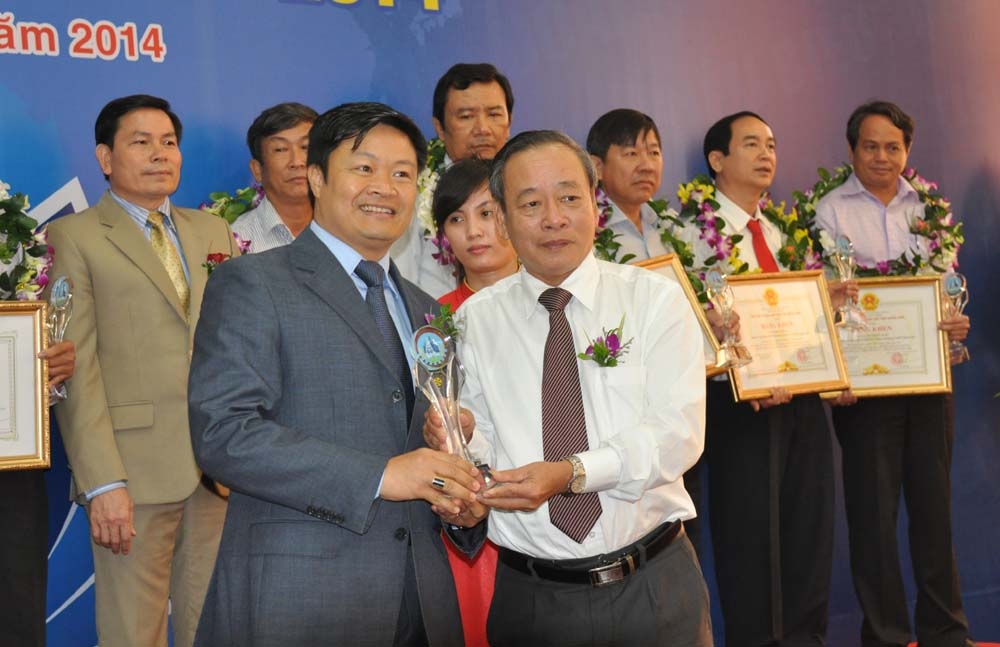 Quyền Bí thư Tỉnh ủy Nguyễn Minh trao biểu tượng cho các doanh nhân tiêu biểu xuất sắc.