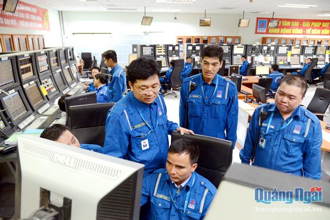 Hoạt động điều hành sản xuất tại Phòng Điều khiển trung tâm NMLD Dung Quất.