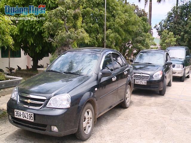 Công an huyện Minh Long tạm giữ 3 ô tô của nhóm đối tượng bán hàng kém chất lượng.