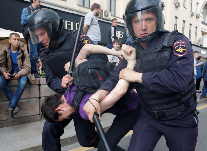 Cảnh sát Nga bắt giữ người biểu tình ở phố Tverskaya vào trưa 12-6 - Ảnh: Reuters