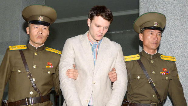 Otto Warmbier (giữa) bị bắt giữ tại Triều Tiên (Ảnh: CBS)