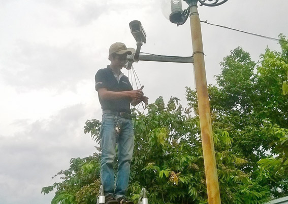 Nhân viên thi công lắp đặt camera trong khu trung tâm hành chính huyện Thống Nhất
