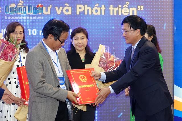 Chủ tịch UBND tỉnh Trần Ngọc Căng trao giấy chứng nhận cho các nhà đầu tư