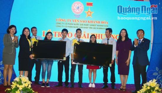 Trao giải cho các khách hàng trúng thưởng ở Quảng Ngãi và Bình Định.