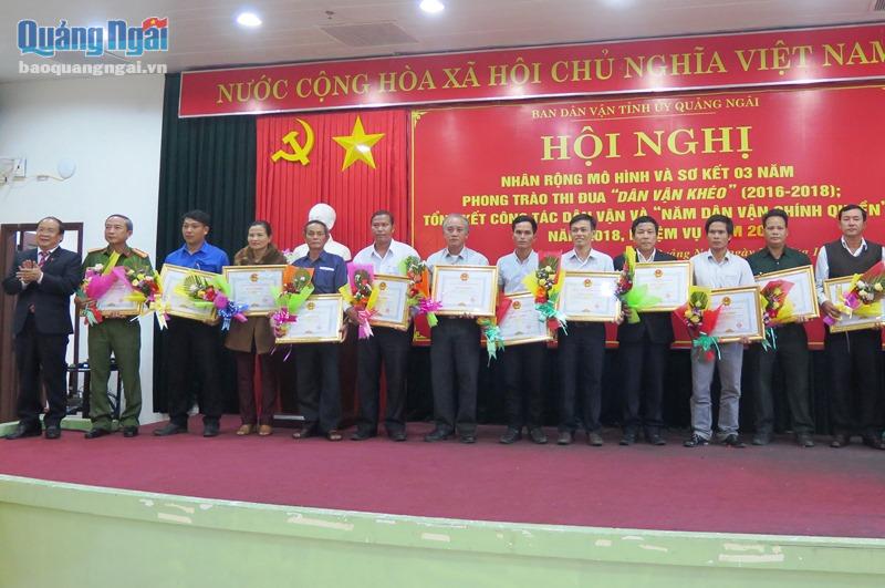 Phó Bí thư Thường trực Tỉnh ủy Nguyễn Thanh Quang trao bằng khen cho các tập thể, cá nhân.