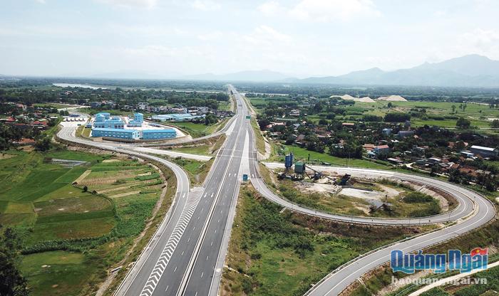 Đường cao tốc Đà Nẵng - Quảng Ngãi hoàn thành trong năm 2018 đã rút ngắn thời gian đi lại giữa Đà Nẵng và Quảng Ngãi chỉ còn 1 giờ đồng hồ, tạo thuận lợi cho các nhà đầu tư đến với Quảng Ngãi. Ảnh: Minh Thu