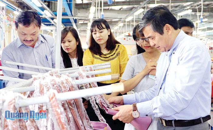  Trưởng BQL KKT Dung Quất và các KCN tỉnh Nguyễn Minh Tài (đứng đầu bên phải) tham quan dây chuyền sản xuất của Nhà máy South Sea Leather Dung Quất 1. Ảnh: Phạm Danh