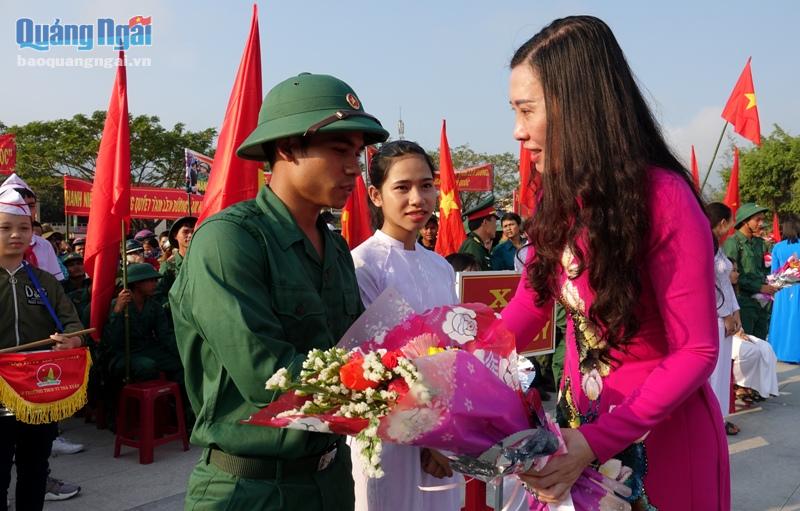Ủy viên Dự khuyết Trung ương Đảng, Chủ tịch HĐND tỉnh Bùi Thị Quỳnh Vân tặng hoa, động viên các tân binh lên đường hoàn thành tốt nhiệm vụ