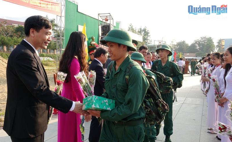 Lãnh đạo huyện Trà Bồng tặng quà, động viên các tân binh