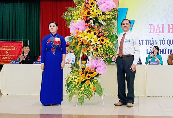 Chủ tịch MTTQVN tỉnh Huỳnh Văn Tới tặng hoa chúc mừng đại hội.