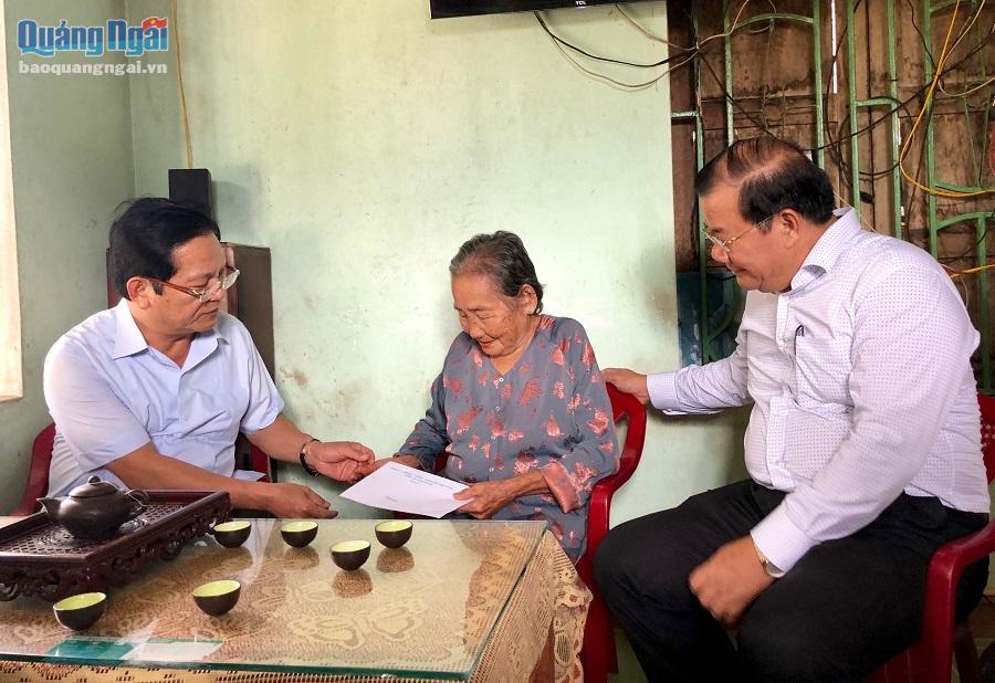 Thăm hỏi, tặng quà cho gia đình bà Phạm Thị Giếng- vợ liệt sĩ ở thôn Tân An, xã Nghĩa An