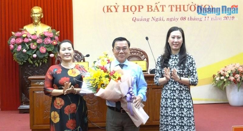 Chủ tịch HĐND tỉnh Bùi Thị Quỳnh Vân và Phó Chủ tịch HĐND tỉnh Đinh Thị Hồng Minh tặng hoa chúc mừng đồng chí Nguyễn Tấn Đức