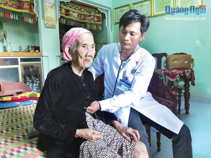 Bác sĩ Trạm Y tế xã Bình Trung (Bình Sơn) chăm sóc đối tượng chính sách tại nhà.