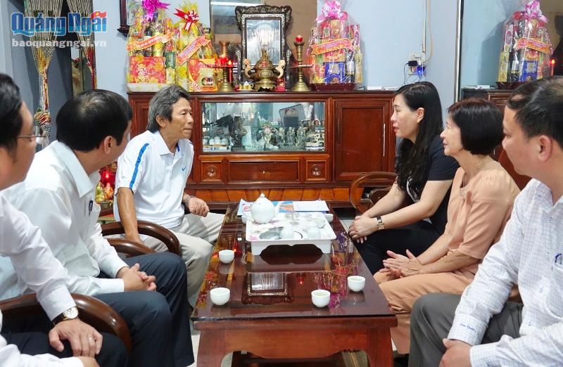 Phó Bí thư Thường trực Tỉnh ủy, Chủ tịch HĐND tỉnh Bùi Thị Quỳnh Vân và các thành viên trong đoàn thăm gia đình đồng chí Từ Ty