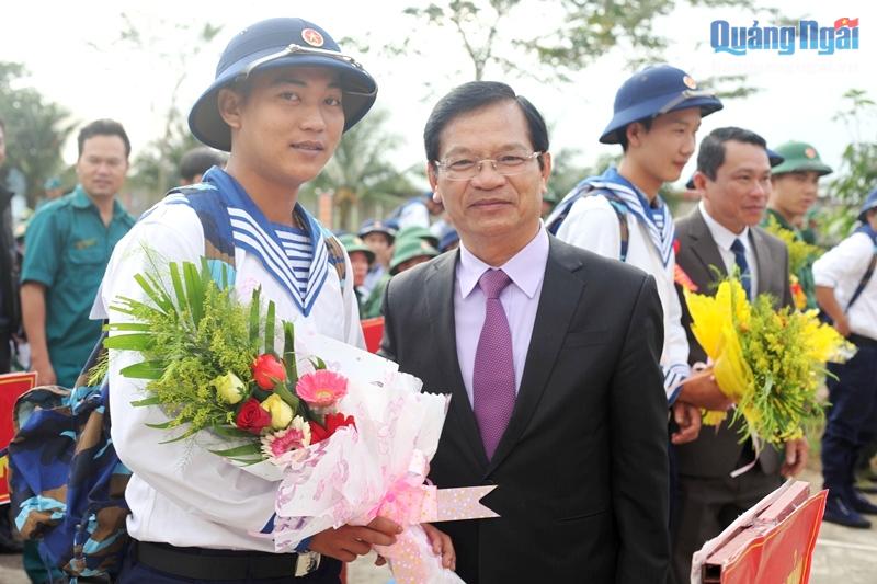 Ủy viên Trung ương Đảng, Bí thư Tỉnh ủy Lê Viết Chữ tặng hoa, động viên các tân binh