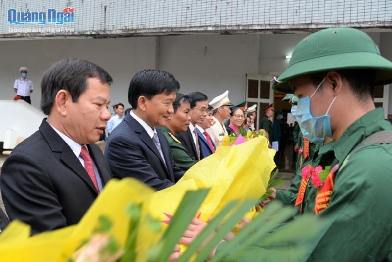 Các đồng chí lãnh đạo tỉnh, TP. Quảng Ngãi tặng hoa, động viên thanh niên nhập ngũ