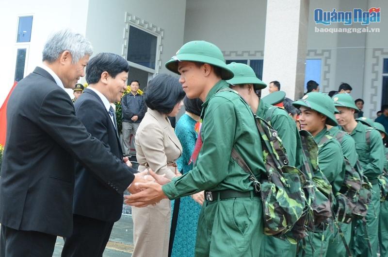 Các đồng chí lãnh đạo tỉnh và huyện Sơn Tịnh tặng quà và động viên các tân binh