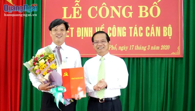 Ủy viên Trung ương Đảng, Bí thư Tỉnh ủy Lê Viết Chữ trao Quyết định và tặng hoa chúc mừng đồng chí Nguyễn Kiên