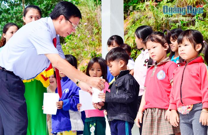 Giám đốc Sở LĐ-TB&XH Lương Kim Sơn tặng quà cho trẻ em có hoàn cảnh khó khăn.