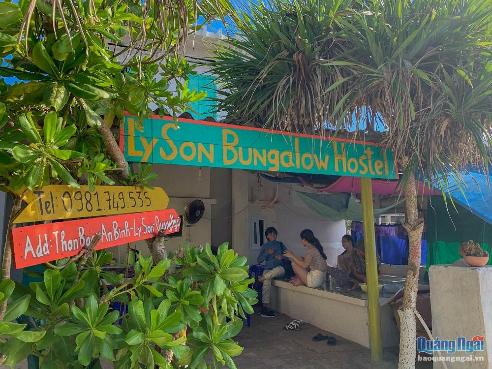  Nơi đây du khách còn có thể tận hưởng cảm giác bình yên như tên gọi của đảo với những khu homestay Bungalow nằm ngay bên bờ biển