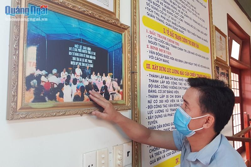 Hình ảnh cố Tổng Bí thư Lê Khả Phiêu về thăm nhân dân Tân An được chính quyền địa phương trưng bày trong nhà truyền thống của xã.