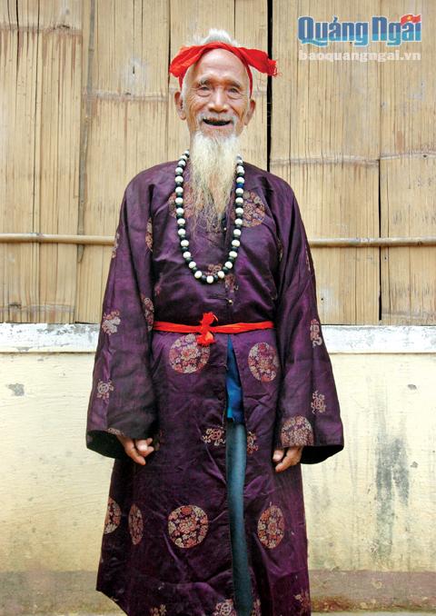 Trang phục áo dài lụa bông tròn của già làng dân tộc Cor.  ẢNH: TẤN VỊNH