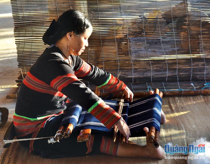 Thợ dệt vải thổ cẩm dân tộc Cơ Tu đang dệt vải tại Vinpearl Nam Hội An (Quảng Nam).             ẢNH: TẤN VỊNH