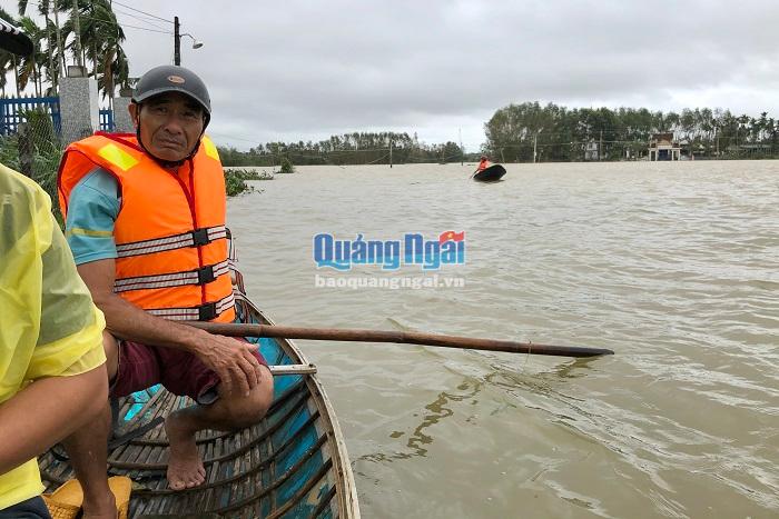 Phải sử dụng thuyền lá để tiếp cận với các hộ dân thôn Xuân Vinh