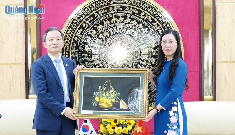 Ủy viên Dự khuyết Trung ương Đảng, Bí thư Tỉnh ủy, Chủ tịch HĐND tỉnh Bùi Thị Quỳnh Vân tặng quà lưu niệm cho Tổng Lãnh sự Ahn Min Sik 