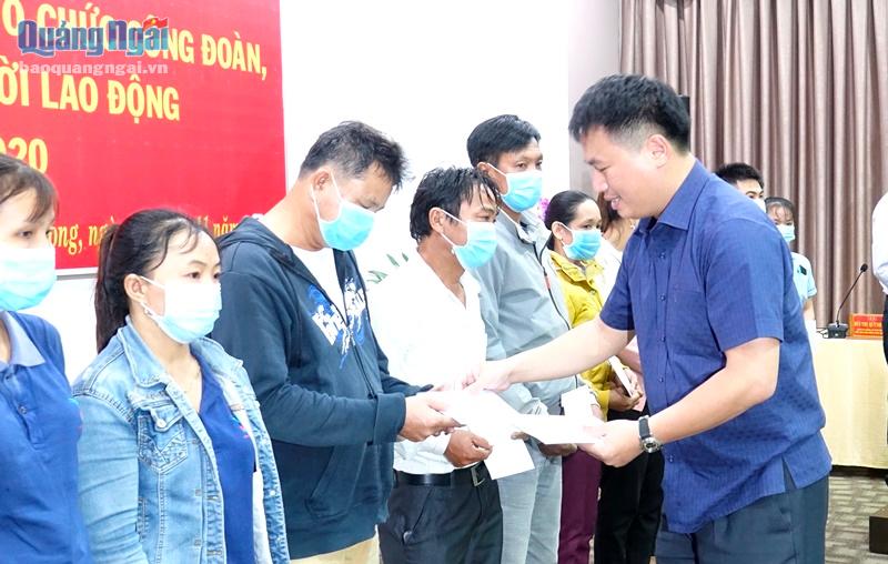 Phó Bí thư Thường trực Tỉnh ủy Đặng Ngọc Huy trao quà cho công nhân lao động