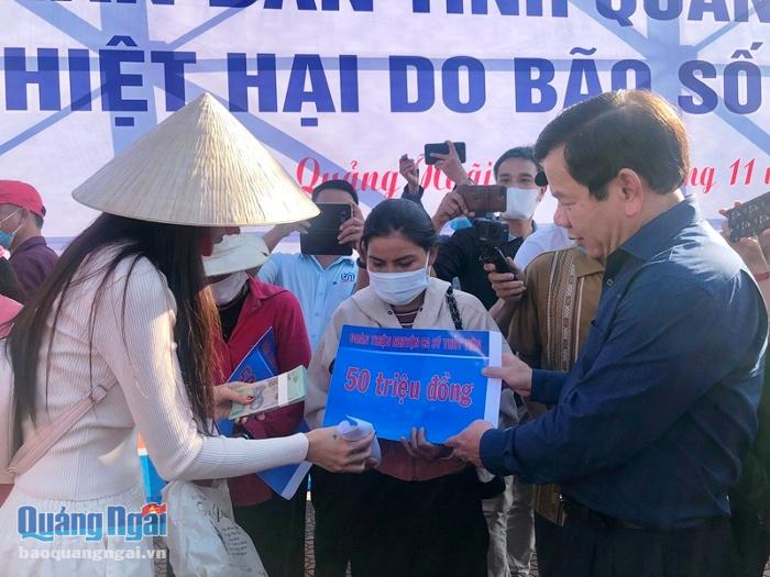 Phó Bí thư Tỉnh ủy, Chủ tịch UBND tỉnh Đặng Văn Minh cùng ca sĩ Thủy Tiên trao quà cho các hộ dân có nhà sập bị hoàn toàn.