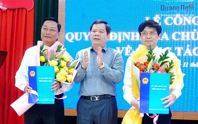 Chủ tịch UBND tỉnh Đặng Văn Minh trao Quyết định, tặng hoa cho đồng chí Nguyễn Văn Luyện và Huỳnh Chánh