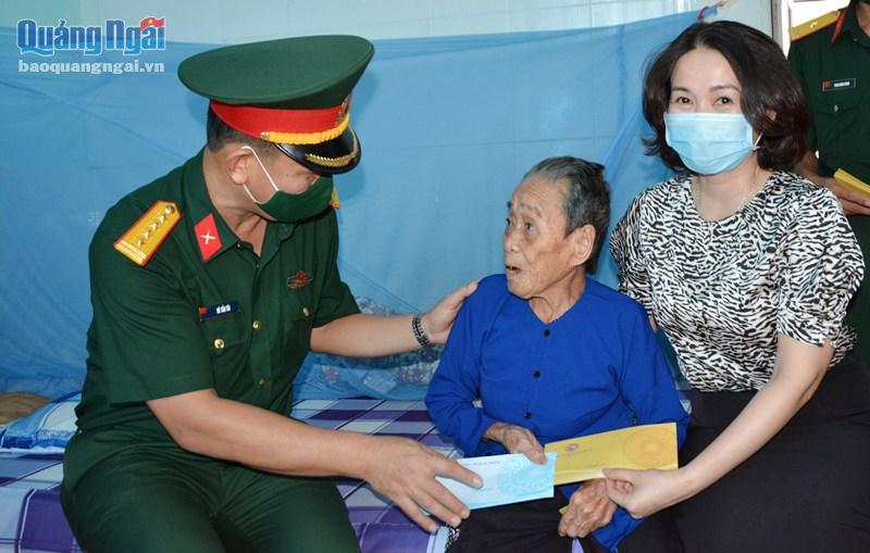 Đại tá Võ Tấn Tài, Phó Chính ủy Bộ CHQS tỉnh và Phó Giám đốc Sở LĐTB&XH tỉnh Nguyễn Thị Ánh Lan tặng quà có các thương bệnh bịnh tại Trung tâm Điều dưỡng người có công