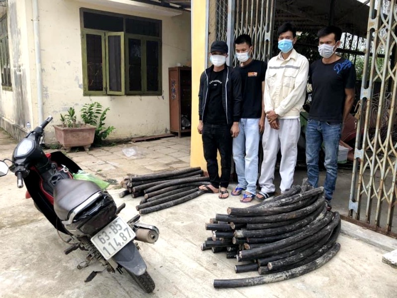 Các đối tượng trộm sắt tại Công ty CP Thép Hòa Phát - Dung Quất bị lực lượng Công an Bình Sơn bắt giữ