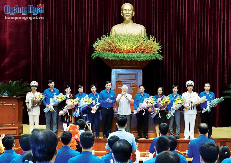 Tổng Bí thư Nguyễn Phú Trọng tặng hoa các đảng viên trẻ tiêu tiểu trong học tập và làm theo Bác toàn quốc vào tháng 8/2019. Ảnh: NHƯ Ý