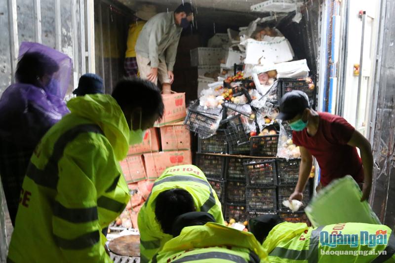Giúp chuyển 20 tấn trái cây trong xe container bị lật - Báo Quảng Ngãi điện tử