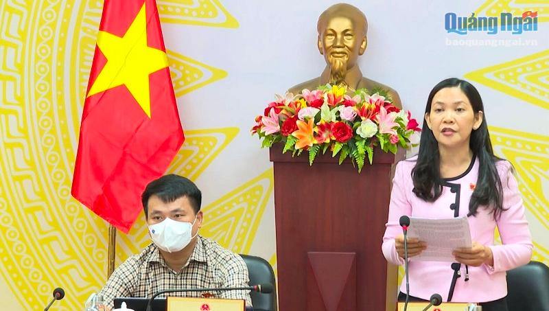 Đại biểu Huỳnh Thị Ánh Sương, Phó Trưởng đoàn chuyên trách Đoàn ĐBQH tỉnh phát biểu thảo luận 