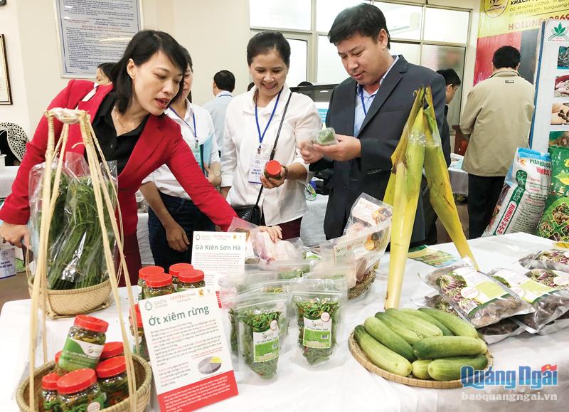 Một số sản phẩm nông thôn của tỉnh trưng bày tại Hội nghị kết nối cung - cầu.