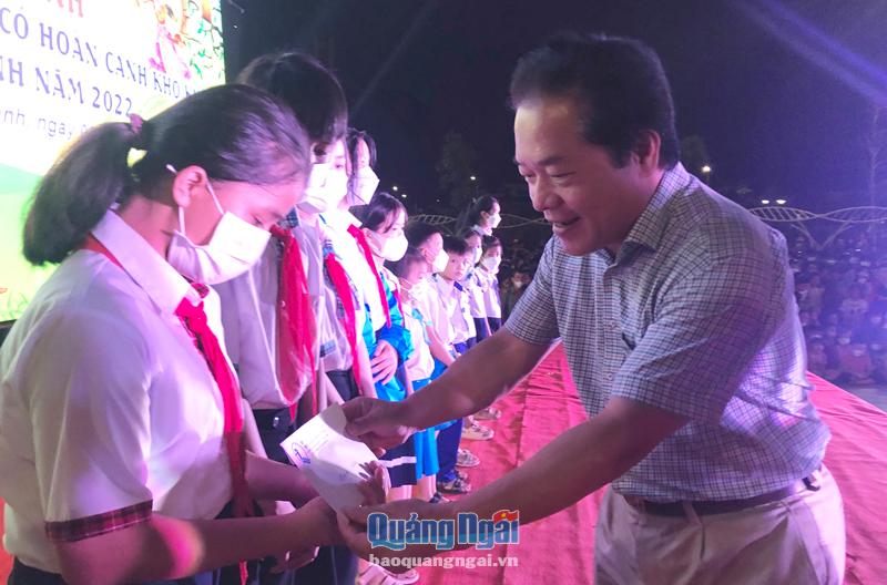 Phó Chủ tịch UBND tỉnh Võ Phiên trao học bổng cho học sinh có hoàn cảnh khó khăn vượt khó học tập .