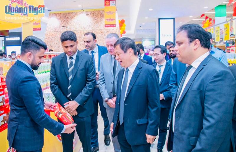 Sản phẩm bánh kẹo thương hiệu Biscafun (Công ty CP Đường Quảng Ngãi) trưng bày, giới thiệu tại hệ thống siêu thị Lulu Group International (UAE).  Ảnh: QNS