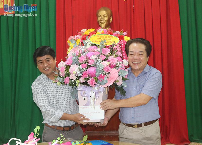 Phó Chủ tịch UBND tỉnh Võ Phiên tặng hoa và quà cho tập thể Trường Phổ thông dân tộc bán trú Tiểu học và THCS Long Môn (Minh Long)
